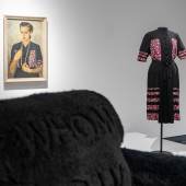 Karl Honeders „Bildnis Anna Pühringer“ (um 1941) neben dem darin dargestellten Kleid (um 1941), im Vordergrund „Whom can we trust now?“ (2023) von Anja Brogan. © Maria Kirchner