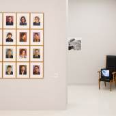  Werk von Thomas Ruff im Düsseldorfer Teil der Ausstellung Thomas Ruff, Portraits, farbiger Hintergrund, 1981 – 1985 Fotografien, je 14 x 18 cm Akademie-Galerie – Die Neue Sammlung. Eine Einrichtung der Kunstakademie Düsseldorf © Wolfgang Lackner