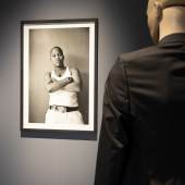 Thembi Nyoka“ (2007) aus Zanele Muholis Fotoserie „Faces & Phases“, in der die Künstlerin von 2006 bis 2016 die schwarze LGBTQIA-Bewegung in Südafrika dokumentiert. Im Vordergrund ist die Schaufenster-puppe aus Richard Hoecks „Untitled“ (2021) zu sehen. Copyright: Maria Kirchner