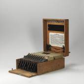 Enigma I, Chiffriermaschine (CH.11a), Berlin 1944, drei Walzen, Holzkasten, ca. 38 x 28 x 15,5 cm, Schätzwert € 30.000 – 40.000