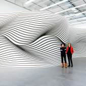 Claudia Comte und Sabine Schaschl vor Comtes Werk Heads and Tails, Museum Haus Konstruktiv, 2022. Foto: Bettina Diel 