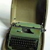 Ingeborg Bachmanns Schreibmaschine Olympia mit Schreibmaschinenkoffer – © Österreichische Nationalbibliothek