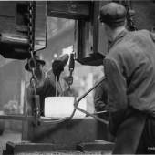 In der Schmiede und Gießerei der Firma Krupp, Essen , 1962 (Foto: Erich Lessing) © Erich Lessing / Lessing Photo Archive, Wien / Historis ches Archiv Krupp, Essen 