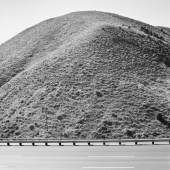 Robert Adams, aus: "The New West", 1968-72, "Federal 40. Mount Vernon Canyon. Jefferson County, Colorado", 1970, Silbergelatine Print, 15,2 x 14,1 cm, © Robert Adams, Courtesy Fraenkel Gallery, San Francisco