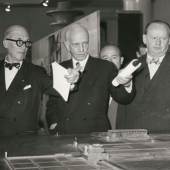 Le Corbusier, Otto Bartning und Hans Scharoun (v.l.n.r.) während der Eröffnung der Ausstellung „Le Corbusier - Architektur, Malerei, Plastik, Wandteppiche“ am 7.9.1957 in Berlin (c)  Marie-Agnes Gräfin zu Dohna