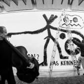 Peter Kowald, A. R. Penck beim Workshop Freie Musik, Akademie der Künste/Berlin, 1984 Foto: Dagmar Gebers © Dagmar Gebers/FMP-Publishing, VG Bild-Kunst, Bonn 2018