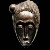 Meister von Essankro Maske mit geteilter Frisur Côte d’Ivoire, Baule-Region, um 1880 Sammlung Dr. Wolfgang Felten Provenienz: Frank Pleasants, New York, erworben 1938