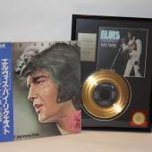 LP Box "by Request of Japanese Fans" aus Lot Nr. 146, Goldene Schallplatte "My Way" aus Lot Nr. 88 