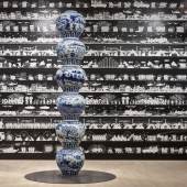 Installationsansicht, Ai Weiwei, Odyssey, 2016 und Stacked Porcelain Vases as a Pillar, 2017, Foto: Achim Kukulies