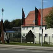 Vor dem Museum wehen bereits die Fahnen des Landesverbandes Württembergischer Karnevalvereine (Foto: Museum).