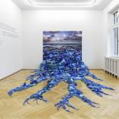 lejandro Duran, „Washed Up: Transforming a Trashed Landscape". Ausstellungsansicht „healing. Leben im Gleichgewicht". Weltkulturen Museum. Foto Wolfgang Günzel