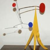 Alexander Calder Yellow Crinkly Objekt. Stehendes Mobile aus Blech, Draht und Nieten auf Metallfuß. Farbig gefasst. 1963 Höhe: ca 34,90 cm (c. 13.7 in) Schätzpreis: € 300.000-400.000
