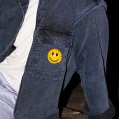 Brosche Smiley an Model Max Alexander Blank © VG Bild-Kunst, Bonn 2025 * Foto Barbara Posch
