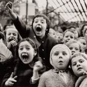 ALFRED EISENSTAEDT (1898–1995), »Children at a Puppet Theatre«, Paris 1963