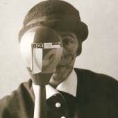 Nic Aluf Porträt von Sophie Taeuber mit Dada-Kopf, 1920 Silbergelatineabzug, 20,9 x 16,6 cm Galerie Berinson, Berlin © Nachlass Nic Aluf