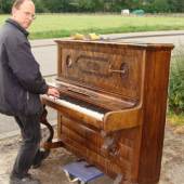 Inhaber Stefan Wersdörfer mit Piano (c) antikhandel-bonn.de