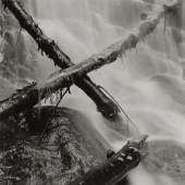 Giro Annen (*1957), Wasserfall, 1983, Schwarzweiss-Fotografie auf Barytpapier, 18 x 18 cm © Künstler