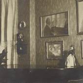 Anonyme*r Fotograf*in, Der Salon von Gustav Huber, an der Wand Egon Schieles Gemälde „Leopold Czihaczek am Klavier“, Fotografie, Leopold Privatsammung