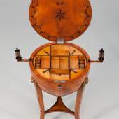 Edle Möbel sind ein wichtiges Thema in Münster. Der Kunsthandel Britsch aus Bad Schussenried präsentiert dieses Halbglobus-Nähtischchen aus furniertem Kirschbaumholz. Auch Birke, Ahorn und Eibe wurden in dem um 1820 in Wien entstandenen Tisch verarbeitet.