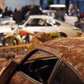 Vorne Rost, hinten blitzt der Porsche: Das Autohaus Voss zeigte auf den Kunst- und Antiquitäten-Tagen, wie aus einem Scheunenfund ein begehrter Klassiker wird. Foto: Peter Grewer 