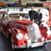 „Leidenschaften“ wecken die chromblitzenden Schätze wie dieses Mercedes Benz 220A Cabriolet von 1959, die Ralf Voss auf den Kunst- und Antiquitäten-Tagen in Münster zeigt. Projektleiterin Jeanette Bouillon freut sich auf dieses und weitere historische Fahrzeuge.