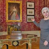 Maresa HÖRBIGER in der Ausstelllung ´Das Appartement der Fürstin´ vor einem Bild der Kaiserin "Sissi"