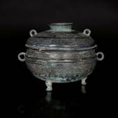  Archaisches Bronze-Deckelgefäß 'Gui' China, Zeit der streitenden Reiche (475-221 v.Chr.).   Limitpreis:	11.000 €