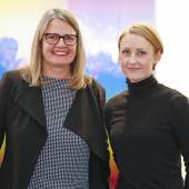 Pressefoto: Preisträgerinnen 2017: Galeristin Charlotte Smudajescheck (links) und die Künstlerin Neringa Vasiliauskaite (rechts) aus Litauen erhalten den mit 15 000 Euro dotierten Preis.