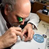 Uhrmachermeister Jan Albert Kloezeman zeigt auch auf der „Art & Antik Messe Münster“ sein Handwerk. Aus mehr als 100 Teilen besteht ein mechanisches Uhrwerk – es können aber auch bis zu 600 sein. Foto: MCC Halle Münsterland