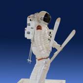 ((Bild „Astronaut weiß mit Hintergrund“ (Bildnachweis: Rainer Schoch)): Er ist 185 cm groß und bringt gut 25 kg auf die Waage: Die Skulptur „Skinaut im Jahre 2065“ von Rainer Schoch.