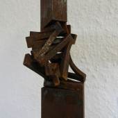 Arbeit 27: Thomas Röthel, Drehung, Stahl auf Steinsockel, 2020, Höhe 35 cm. 1.980 €