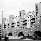 Elly Niebuhr Heiligenstädter Hof (Karl-Marx-Hof), 1937– 1938 Inkjet Druck Zeitgenössischer Abzug vom Original- Negativ Nachlass Elly Niebuhr, Universität für angewandte Kunst Wien, Kunstsammlung und Archiv