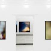 Jakob Kupfer links: Lichtbild #915, 2016 Hintergrund: Lichtbild #186, 2012 rechts: Lichtbild #884, 2016 Pigment, Wachs auf Papier, Aludibond 102 x 100 cm Foto: © Fürcho GmbH