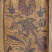 Detail der Holztäfelung im Tiroler Volkskunstmuseum: ein Papagei zwischen den Blumen – nicht nur 1580 ein exotischer Vogel. © Tiroler Landesmuseen