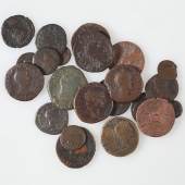  Aus dem Quellheiligtum geborgene Münzen als Opfergaben, 1. – 4. Jahrhundert n. Chr. Fundort: Olang – Bad Bergfall © TLM