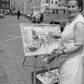 Johanna Dorn auf dem Stadtplatz in Schärding, um 1975 / Foto: Sammlung Fam. Fladerer, Archiv Wiesner, beide Wernstein am Inn