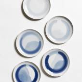 Anna Badur BLUE SUNDAY Porzellan, gegossen, blaue Unterglasurfarbe, glasiert 22 cm Durchmesser Foto: Gunter Binsack