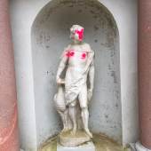 Vandalismus im Schlosspark von Blankensee, beschmierte Skulptur im "italienischen Garten" © Deutsche Stiftung Denkmalschutz/Lehmphul