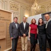 Gruppenfoto, v. l. n. r.: Herbert Beiglböck (Caritas-Direktor), Helmut P. Gaisbauer (Ausstellungskurator), Astrid Kury (Ausstellungskuratorin und Leiterin der Akademie Graz), Bettina Habsburg-Lothringen (Leiterin des Museums für Geschichte), Wolfgang Muchitsch (wissenschaftlicher Direktor des Universalmuseums Joanneum), Foto: Universalmuseum Joanneum/N. Lackner