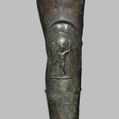 Diese mit Jupiter verzierte Beinschiene stammt aus einer Gladiatorenschule in Pompeji. Mit 2,2 kg ist sie recht schwer. Sie schützte auch das Knie und wird deshalb zur typischen Ausstattung eines thraex gehört haben (© Museo Archeologico Nazionale, Neapel).