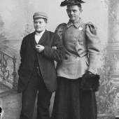 Berg & Høeg: Die Fotografin Bolette Berg hält ihre Partnerin Marie Høeg und ihren Bruder Karl beim Cross-Dressing in ihrem Fotostudio fest, 1895-1903 Digitalkopie vom Glasnegativ Preus Museum Collection