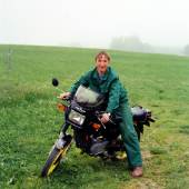 Bernhard Fuchs Junger Mann mit Motorrad, Bad Leonfelden, 1995 aus der Serie Portraits, chromogener Abzug, Fotosammlung des Bundes am Museum der Moderne Salzburg © Bernhard Fuchs