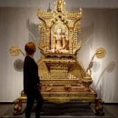Besucherin vor myanmarischem Thronsitz mit Buddha, Myanmar, frühes 20. Jahrhundert, Copyright Linden-Museum Stuttgart, Foto: A. Dreyer