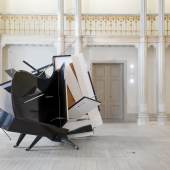 Sebastian Kuhn, Polyrhythmik Walkabout, 2008, 2 Konzertflügel, 1 Kurzflügel u.a. Materialien, 320 x 280 x 490 cm, Copyright: VG Bild-Kunst, Bonn 2016 & Museum Art.Plus