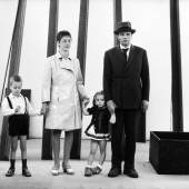 Robert Lübeck, Joseph und Eva Beuys mit ihren Kindern Wenzel und Jessyka im Beuys- Raum der 4. documenta, Kassel, 27. Juni 1968 © Archiv Robert Lebeck