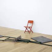 Joseph Beuys, Raum 3, die ganze deutsche Nachkriegslyrik bestehend aus: "Ausgerutscht!" "Partitur aus: der ganze Riemen" d.h. (ausgerutschter Raum), 1981 © 2015, ProLitteris, Zürich  