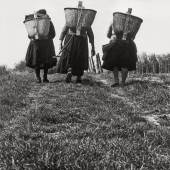 Großhöflein, Drei Frauen mit Buckelkorb auf dem Weg in den Weingarten, 1966 (Foto: Rudolf Herbert Berger / Quelle: Burgenländisches Landesarchiv, Fotosammlung)