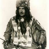  Julius Seyler, gekleidet als Piegan-Blackfeet in Kriegshemd und Coyotenfellmütze, Julius Seyler