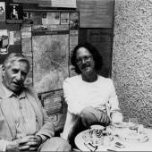 Lucas Suppin mit Peter Handke im „Kaffeehäferl“ im Durchhaus Getreidegasse – Universitätsplatz, um 1983