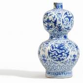 Lot 761 Seltene blauweiße Doppelkürbisvase (huluping) Sechszeichenmarke Jiajing und aus der Zeit China, Jiajing-Periode (1522 – 1566) Porzellan, H 48 cm Schätzpreis: € 40.000 – 80.000,-